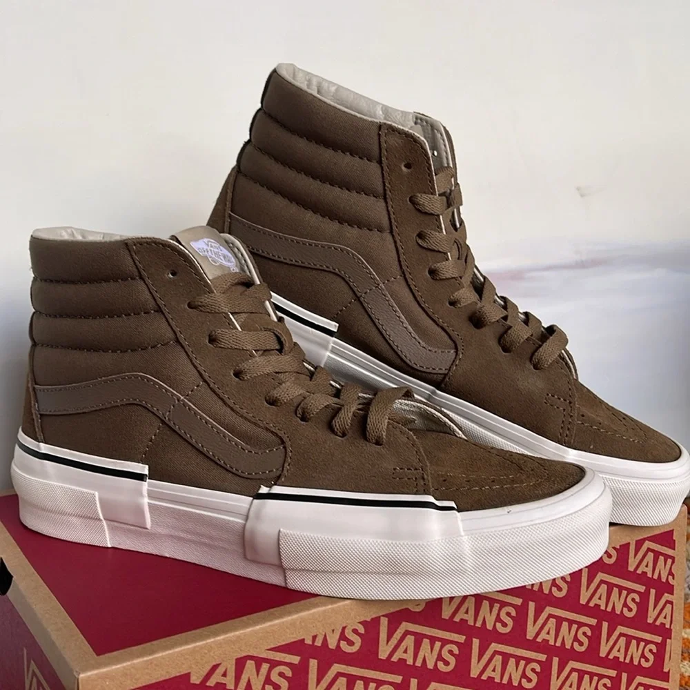 Vans Men’s Sk8-Hi Rearrange
Tonal Kangaroo
VN000CRMBYW
Sneakers - Picture 6 of 16
